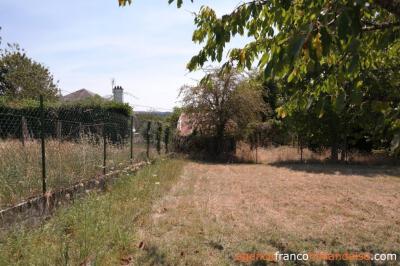 Bouwperceel tussen dorp en weilanden