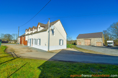 Huis met gîte en diverse schuren