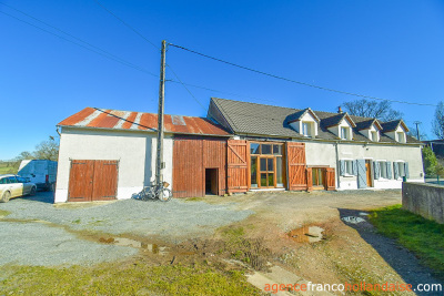 Huis met gîte en diverse schuren