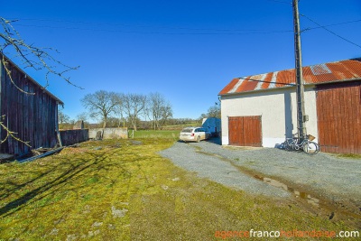Huis met gîte en diverse schuren