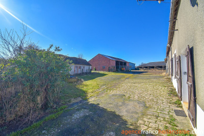 Huis met gîte en diverse schuren