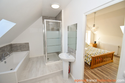 Huis met gîte en diverse schuren