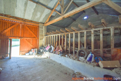 Huis met gîte en diverse schuren