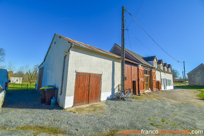 Huis met gîte en diverse schuren