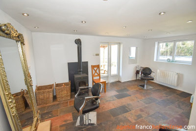 Huis met gîte en diverse schuren