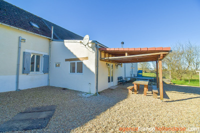 Huis met gîte en diverse schuren