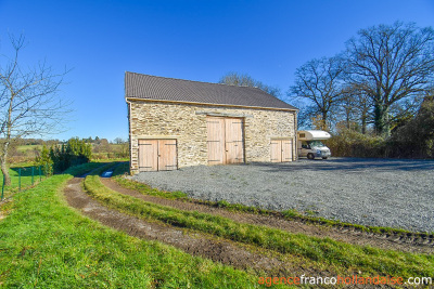 Huis met gîte en diverse schuren