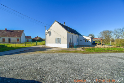 Huis met gîte en diverse schuren
