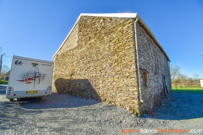 Huis met gîte en diverse schuren