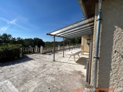 Groot terras en panoramisch uitzicht