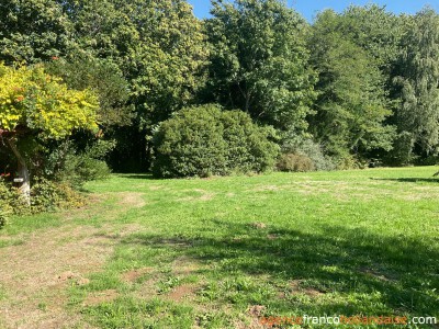 Gelegen in een parktuin en met zwembad