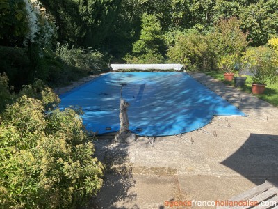 Gelegen in een parktuin en met zwembad