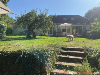 Gelegen in een parktuin en met zwembad