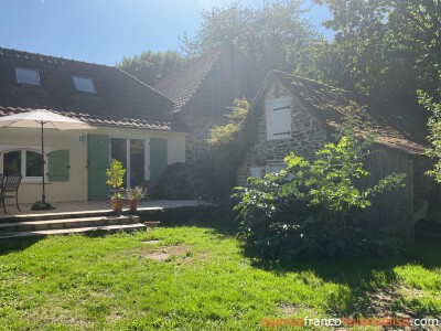 Gelegen in een parktuin en met zwembad